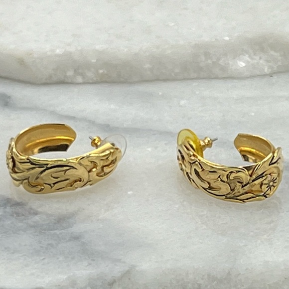 Jewelry - Floral Engraved Pattern on Gold Oval Hoop Earrings